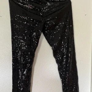 Leggings - Svartglittriga leggings från hm. Storlek S. 