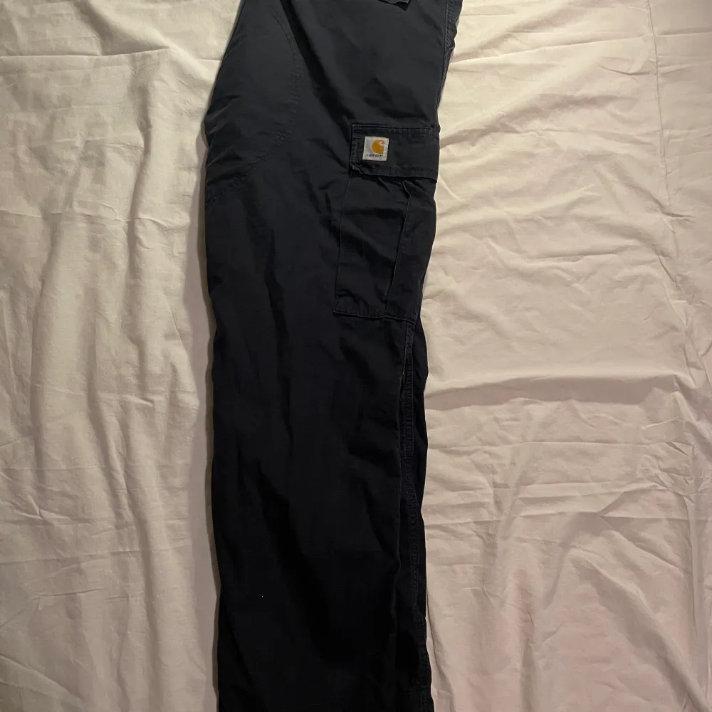 Säljer dessa carhartt regular cargos. De är använda men i bra skick: 8/10. Skriv dm för frågor eller mer bilder.. Jeans & Byxor.