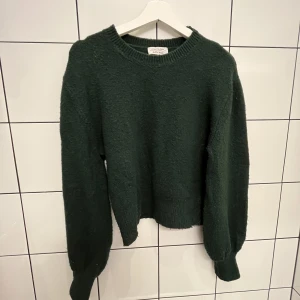 Stickad tröja - Super söt stickad tröja från other stories. Mörkgrön och pris går att diskutera💞