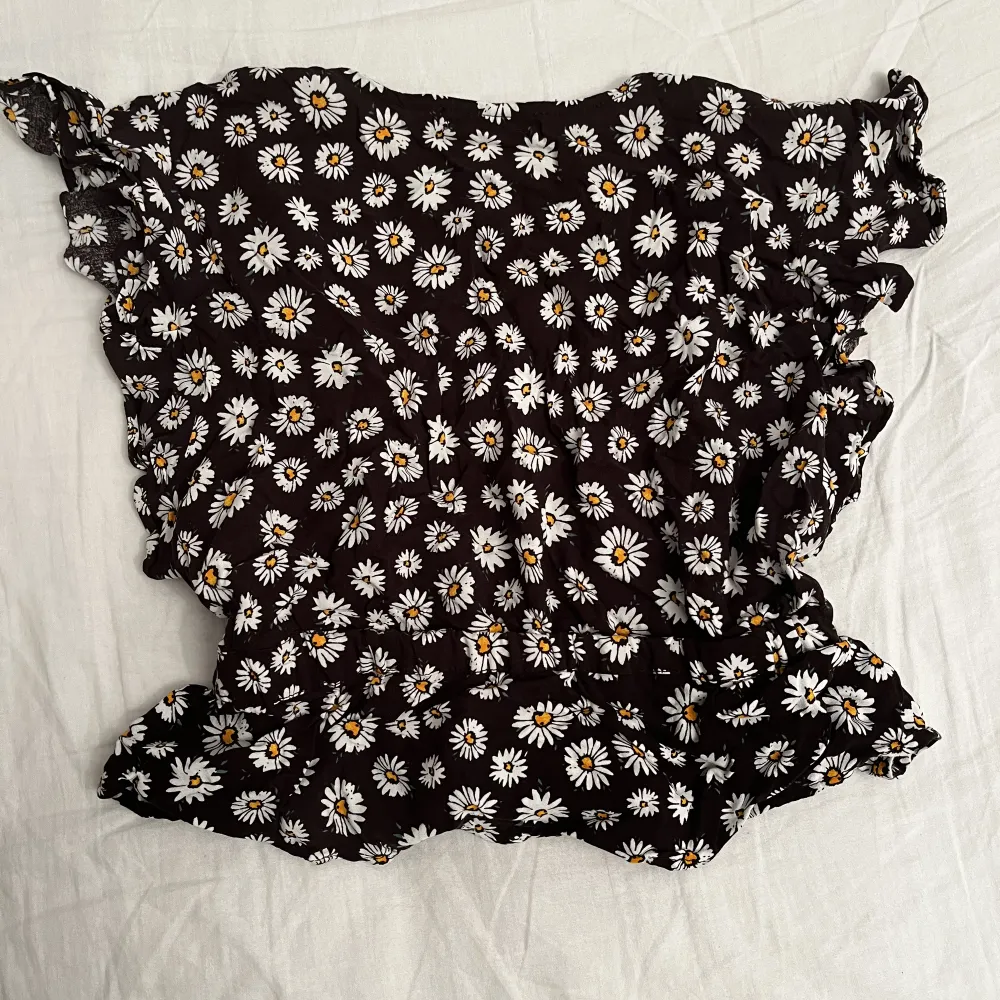 Fin somrig topp frĂ„n Pull&Bear i Storlek: M!đž(skulle verkligen sĂ€ga att den passar S bra dĂ„ den lutar mer Ă„t S). Puserot.
