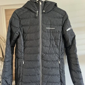 Peak Performace  - Vinterjacka  Använd 1 gång 