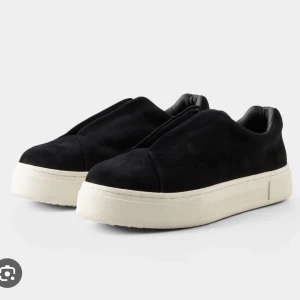 Eytys  - Säljer för de är alldeles för stora för mig☺️skulle passa någon me strl 40, köpta för 2500