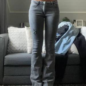 Lågmidjade jeans - Hej! Säljer nu mina super fina jeans! Dom är gråa och lågmidjade! Säljer då dom inte kommer till användning! Strechigt tyg. Strl 36/S. Midjemått: 74 cm. Innerbenslängd: 81 cm. Hör av er för mer info💓💓