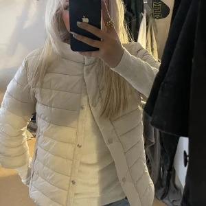 Herno liknade  - Hej!! säljer denna liknade herno jackan fast i svart. Inga skador på jackan, säljer för att den inte satt som jag ville. (Lånade bilder) storlek s