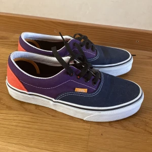 Vans  - Använda ett fåtal gånger. Ser i princip nya ut förutom lite smuts på sulan som går att tvätta bort. Storlek 38.