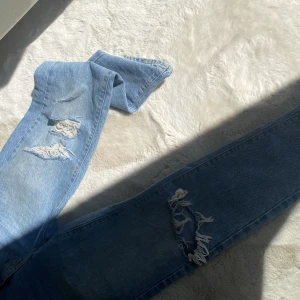 Jeans med hål från Gina Tricot - Byxor från Gina Tricot som är för små för mig. Ok skick. Frakt tillkommer💓💓