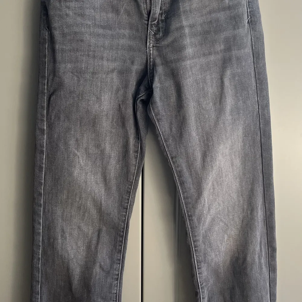 straight leg gråa jeans från zara 🩷 använt flera gånger, inga defekter, säljer pga att de är lite för tajta typ 🤍. Jeans & Byxor.