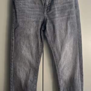 straight leg gråa jeans från zara 🩷 använt flera gånger, inga defekter, säljer pga att de är lite för tajta typ 🤍