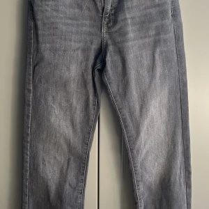 mid waist straight leg gråa jeans från zara 🩶🩶 - straight leg gråa jeans från zara 🩷 använt flera gånger, inga defekter, säljer pga att de är lite för tajta typ 🤍