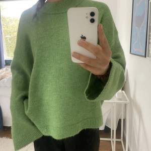 Super fin grön stickad tröja, hör av dig vid frågor💘