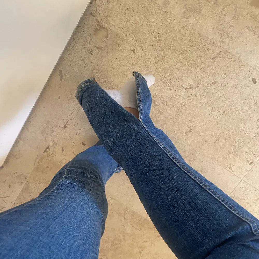 Jättefina blåa jeans från Cubus.  Använda ganska mycket men väldigt fint skick ändå. Har en slits nere vid foten. Frakt tillkommer💓💓. Jeans & Byxor.