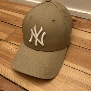 NEW ERA keps - Beige, one size. Snygg beige färg, bilderna inte rättvisande. Lite använd så väldigt fint skick! 