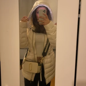 Michael kors jacka - Äkta michael kors jacka, användt max 5 gånger, kommer inte till användning, helt nytt skick, har en dragsko i midjan (pris kan diskuteras vid snabb affär)