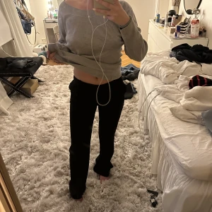 Lågmidjade kostymbyxor - Lågmidjade kostymbyxor lindex, säljer då jag behöver pengarna. Lite långa på mig som är 1,60 men passar 1,60-170💕 fint skick