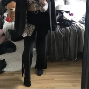 Kostym byxor  - Vida kostymbyxor med skärpning midjan. Köpta i Italien, vet ej märke/: Hör av er vid frågor