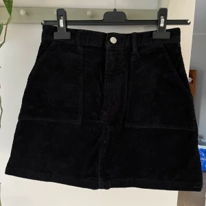 Svart Manchesterkjol - Svart kjol i Manchester från monki, köpt secondhand så har tecken på användning. 