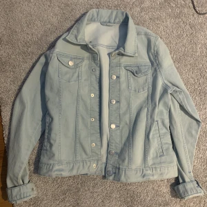Jeansjacka storlek S  - En super fin jeansjacka som jag älskar. Har dock inte använt den super mycket då jag tycker den är svår att matcha till mina kläder, men hoppas nån av er lyckas matcha kläder med jeansjackan bättre än mig❤️jeansjackan är perfekt för sena sommarkvällar❤️
