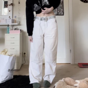 Polar ’93 jeans - Ljusa Polar ’93 jeans köpta på Plick för ett tag sedan. Knappt använda, men avklippta nertill. Säljer då jag inte använder dem längre!  Kan mötas upp i Trollhättan, annars står köparen för frakten🤍 