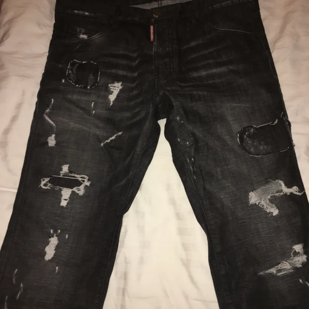Dsquared 2 jeans storlek 54 (L/XL)  Nypris 6999kr köpta i Milano.  Pris kan sänkas vid snabbaffär. . Jeans & Byxor.