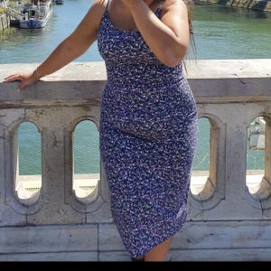 lila klänning - säljer denna lila klänning som är blommig och justerbar vid axlarna. klänningen är stretchig och midi och i bomullsmatetial. jätte söt och bekväm och i jätte fint skick. säljer då den ej passar mig mera. använd fåtal gånger.