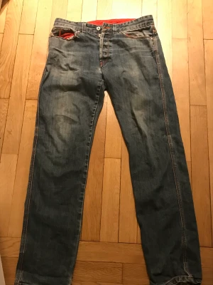 Coola jeans😍 - Dem ser ganska slitna ut o dem e använda en del men dem håller fortfarande 