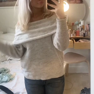 stickad off shoulder💞 - Så himla snygg och mysig tröja i såå skönt material💓 älskar att den är off shoulder!!!   Skriv för mer info💕💕
