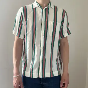 Grön/vit/röd randig kortärmad skjorta från vailent, använd ett fåtal gånger. Storlek - M Nypris - 500kr Mitt pris - 180kr