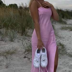 Rosa lång klänning från Zara ”nattlinneinspererad”, i storlek S. 