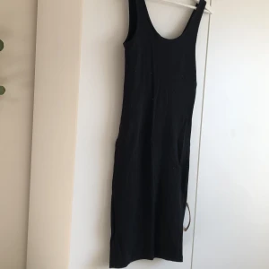 Svart klänning - Jättefin svart lång klänning som passar perfekt till sommaren!