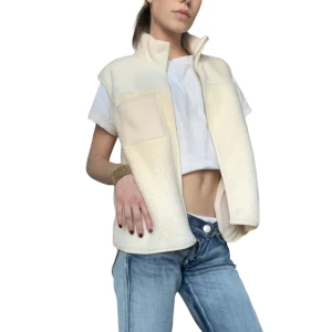 Teddyväst från Pisces  - Helt splitterny och oanvänd teddyväst! Köpt i storlek L med normal passform och något oversized för S & M🤩 Inga defekter alls, mysig & med fina fickor! Perfekt inför våren, kyligare sommarkvällar men även under höstsäsongen 🤩 fråga om fler bilder på!