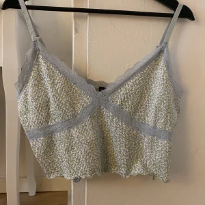 Linne med spets - Linne med blå spets och små blommor på. I mycket bra skick.