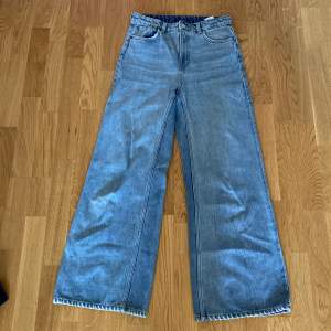 Ett par vida weekday jeans som inte är använda. 