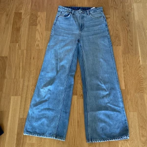 Weekday jeans  - Ett par vida weekday jeans som inte är använda. 