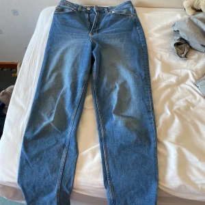 Blåa jeans  - Dom sitter jättefint och snyggt. Cirka 2 år gammla men inga fläckar eller hål och så. Dom är hög/mellan midjade. 