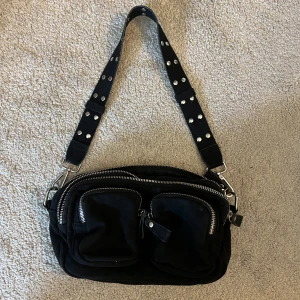 Väska - Den trendiga Gina väskan! Säljer då den inte kommer till användning längre. Inga defekter o helt nyskick! Pris kan diskuteras. Kom privat för fler bilder.