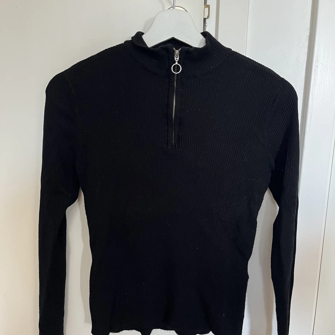 Svart ribbad tröja