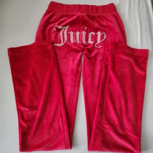 Juicy Couture Byxor - Jättefina vinröda Juicy byxor. Köpt ifrån sellpy för 750 å säljer nu för 500. priset går att diskuteras ♡