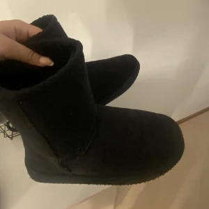 Uggs  - Jätte sköna ”uggs” (ej äkta). Dem är jätte sköna inuti🙏🏼 har används 1 gång. Men fick sen ett par som passade bättre i storleken🫶🏽 