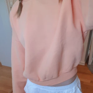 Sweatshirt  - En jättefin o somrig sweatshirt från bikbok🌸 jättemjuk o skön☀️💕
