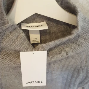 Stickad tröja  - En grå stickad tröja ifrån monki. Lappen är kvar och den är aldrig använd💕💖
