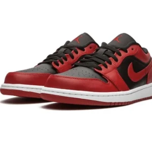 Air Jordan 1 low reverse bred 43 - Säljer mina air Jordan 1s i färgen reverse bred 43 då dom inte kommer till användning för mig längre. Ni får gärna skicka prisförslag, nypriset är 2500. Sulan på vänster sko är sönder men jag kan fixa ny. Jag står ej för kostnaden på frakten. 