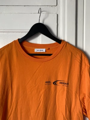 Axel Arigato T-shirt - Large T-shirt från Axel Arigato. Använd Max 3 gånger, väldigt bra skick! Normal size