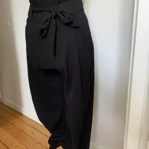 Svarta klädda byxor med knytbälte, hög midja. Knappt använda, nyskick 