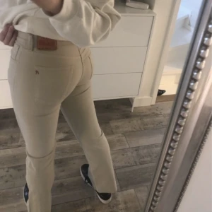 Beiga jeans - Beiga jeans, vet ej märket!! 