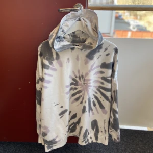 Hoodie - Säljer denna hoodie med batik mönster på. Skriv för fler bilder 