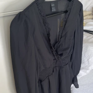 Klänning  - Klänning från Shein, inköpt förra sommaren. Kommit till användning en gång, därav säljer jag den nu.  Som ny!