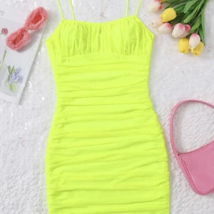 Neon party klänning - Säljer pga för liten storlek, aldrig använd.