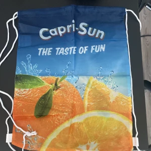 Capri sun - En jättefin Capri sun väska/påse till sommar på stranden. Priset kan diskuteras! Finns ej nånstans att köpa! 