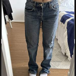 Trendig zara jeans, köp av en tidigare säljer, säljs för de är förstora💕  Säljer båda svart och blå zara lågmidja jeans för 300 kr tillsammans💕