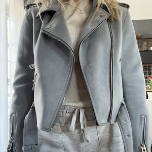 Blå Zara jacka - Blå jacka från zara i ”mocka”. Använd ett fåtal gånger